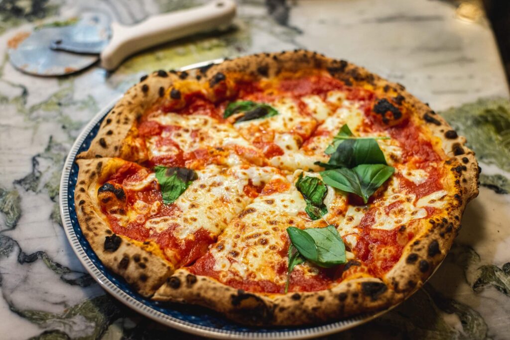 پیتزا غذاهای معروف ایتالیا